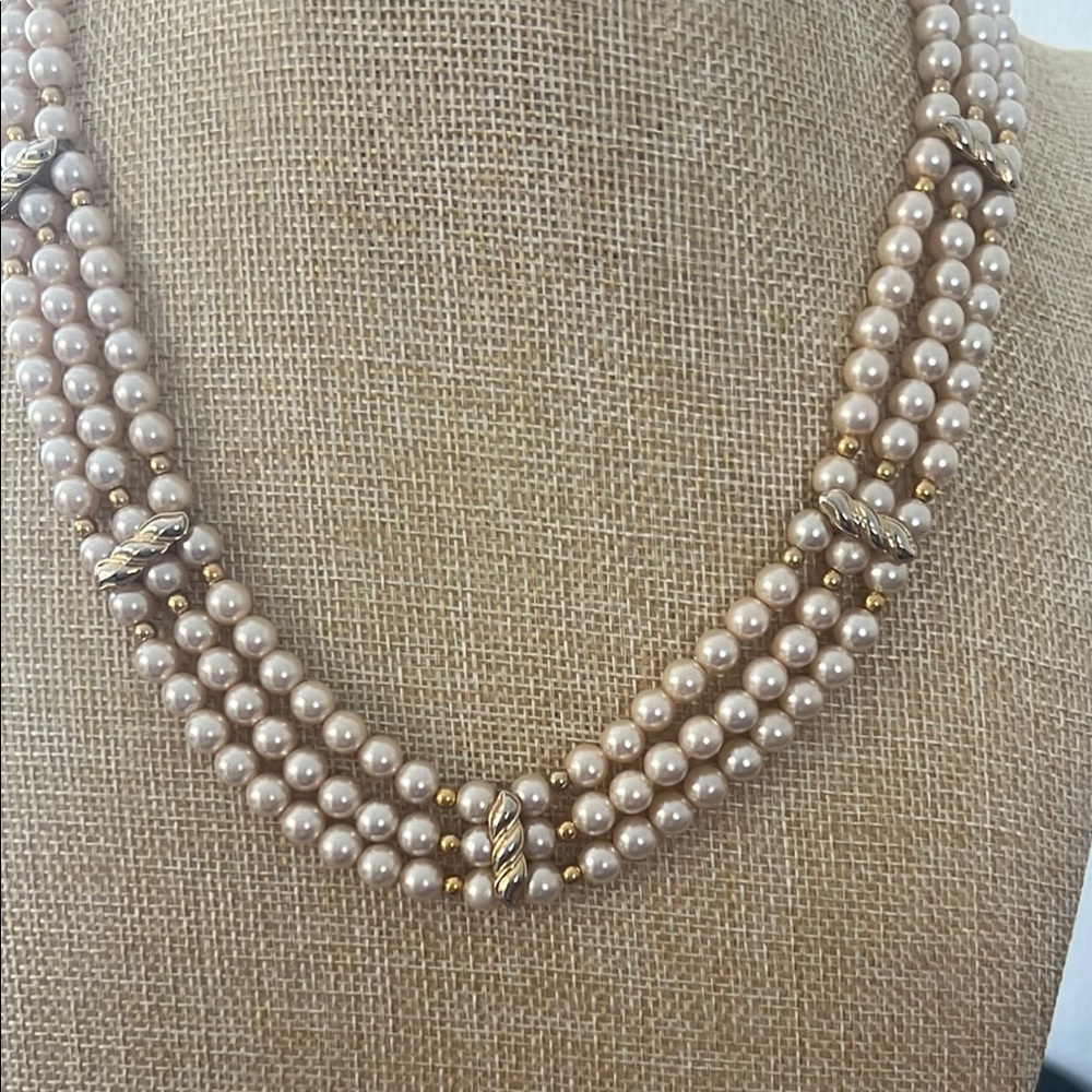 Elegant Gold and Cream Pearl Necklace